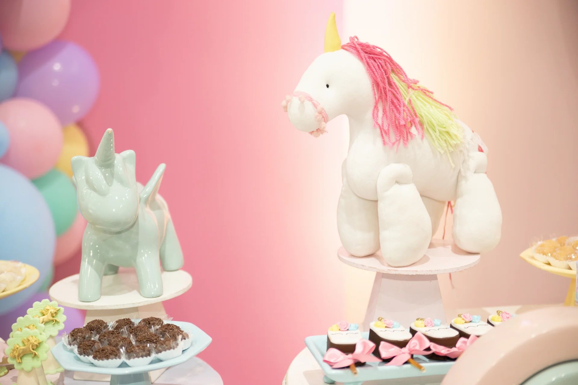 Decoração de aniversário infantil com tema de unicórnio