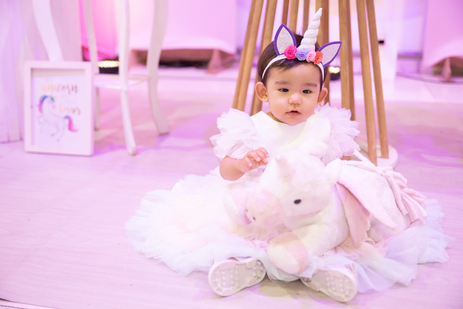 Criança com traje de unicórnio em festa de aniversário