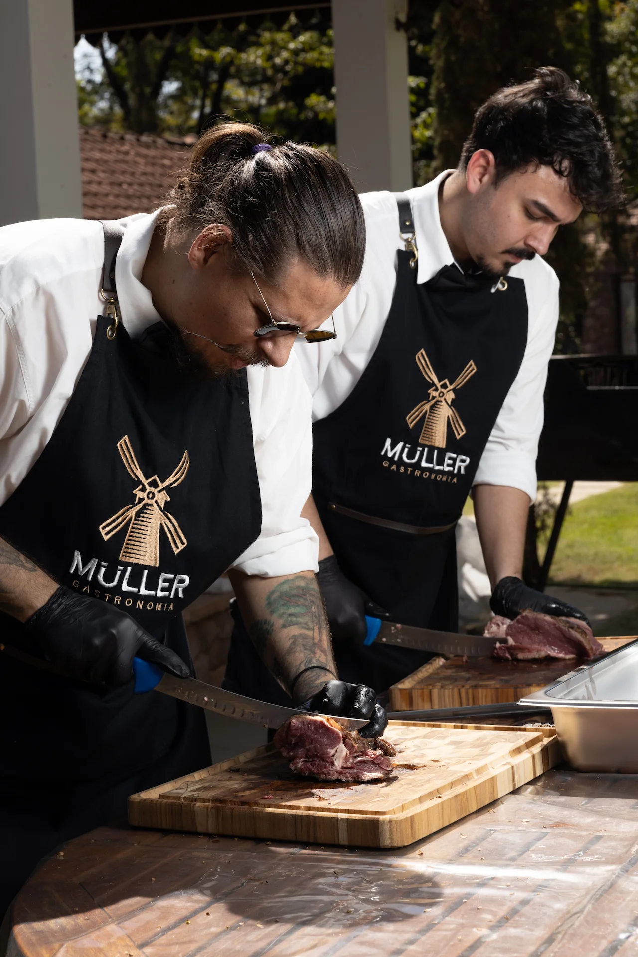 Equipe Muller Gastronomia preparando buffet para evento