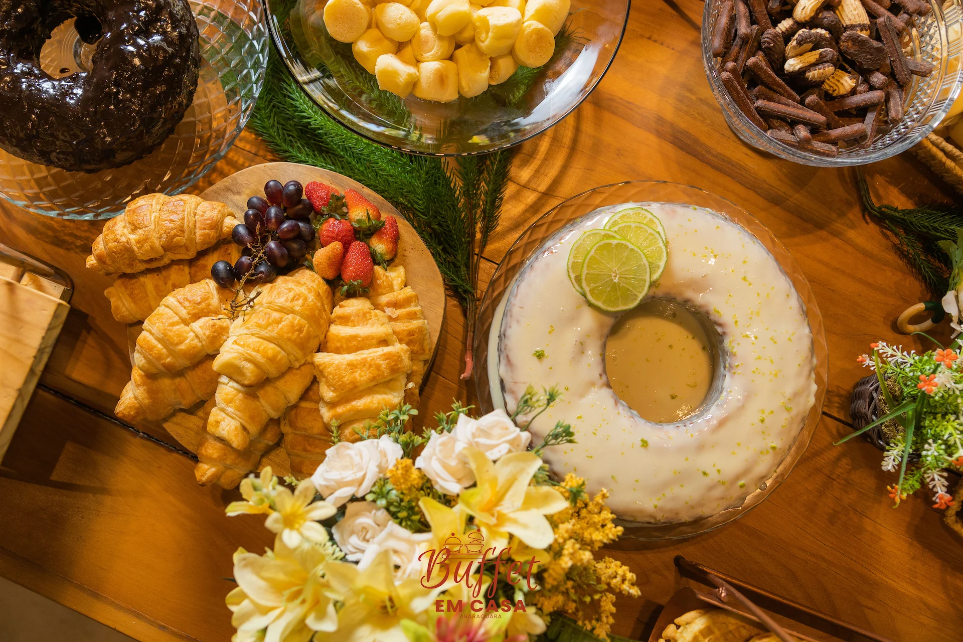 Mesa de buffet com alimentos e decoração elegante