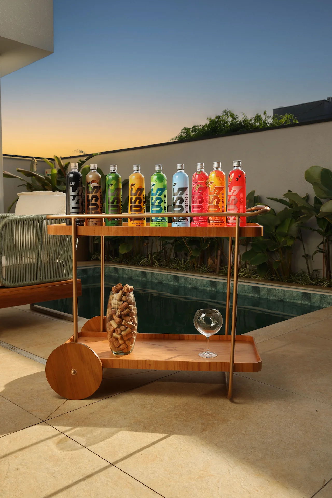 Bebidas Gin BOSS em cenário de festa, com piscina