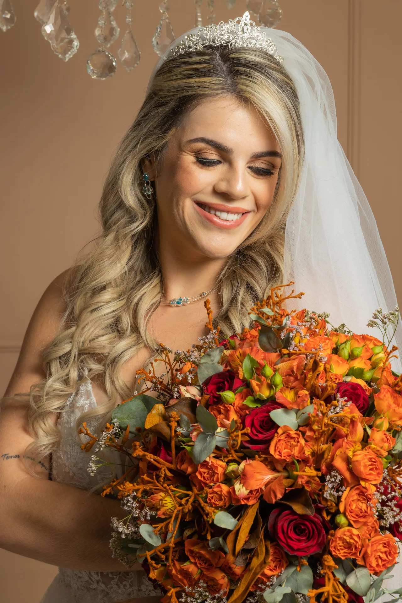 Noiva com vestido de casamento e buquê de flores